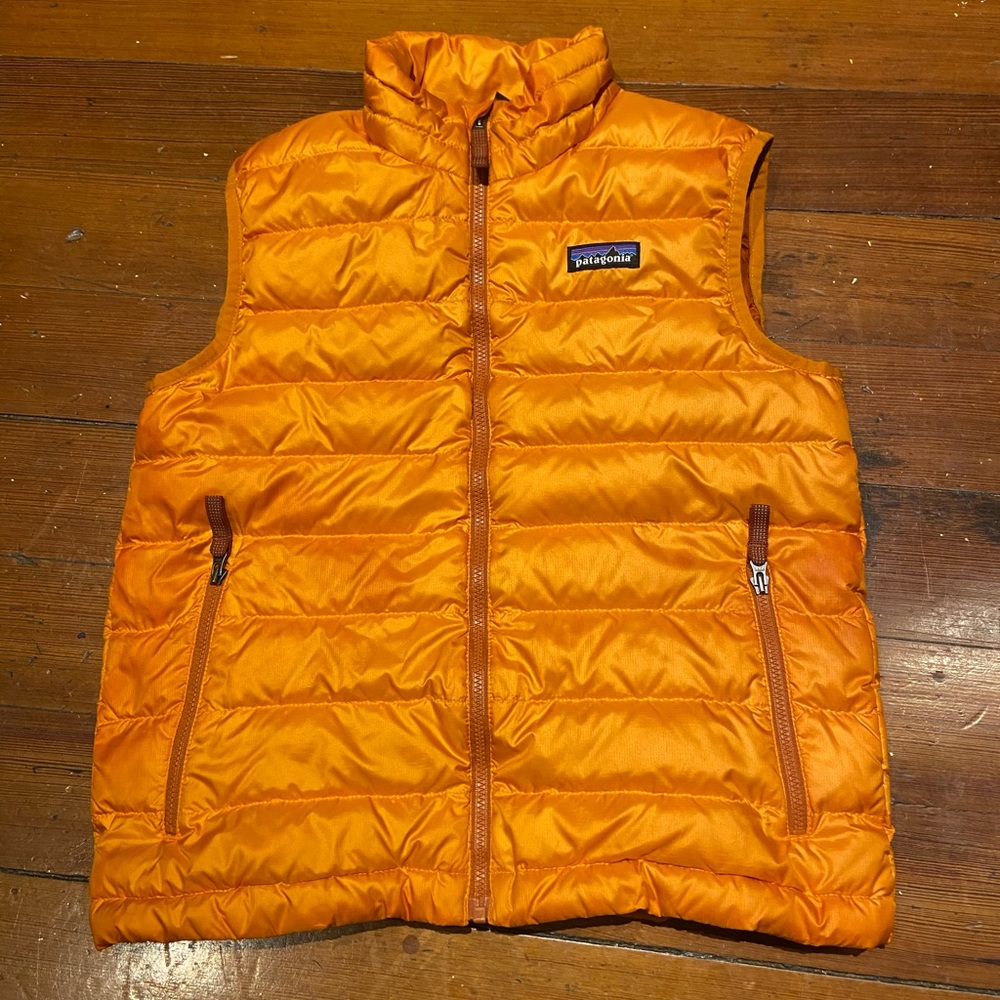 Patagonia down vest. It’s a  kids size 10/ medium